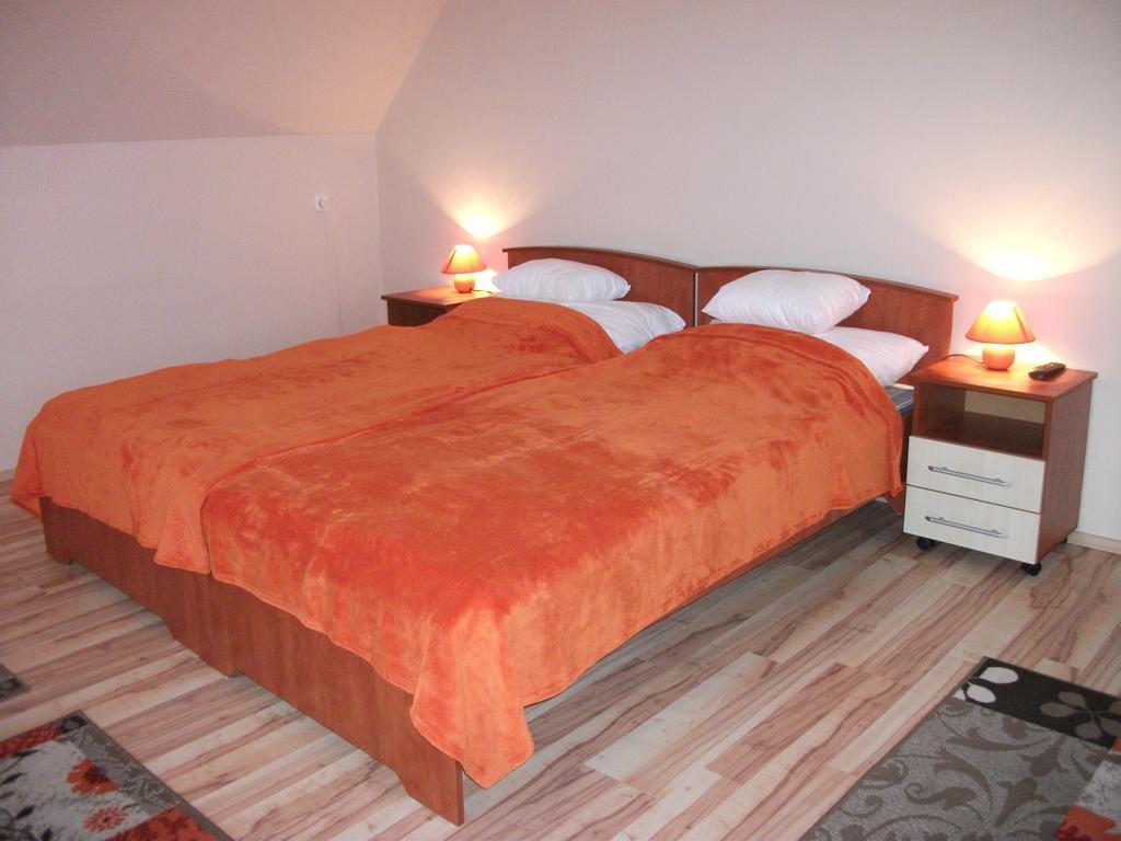 ホテル Jobor Vendeghaz Győrújbarát 部屋 写真