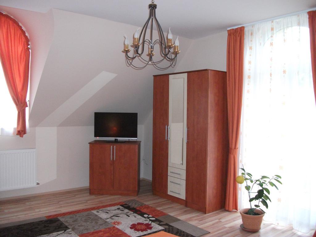 ホテル Jobor Vendeghaz Győrújbarát 部屋 写真