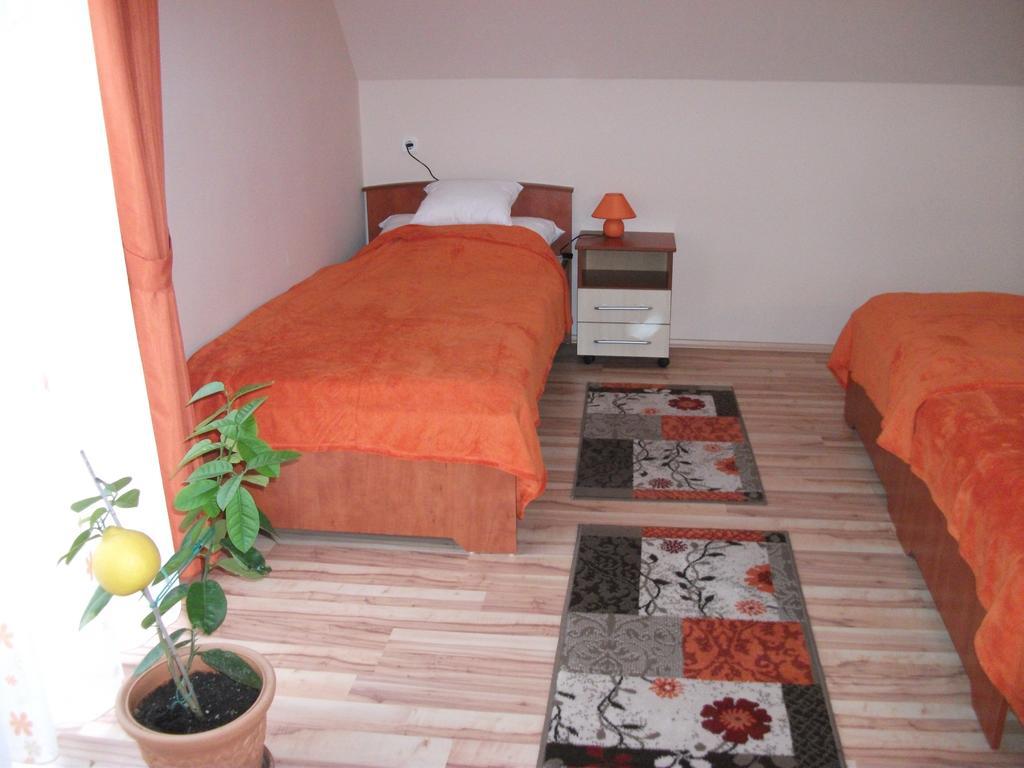 ホテル Jobor Vendeghaz Győrújbarát 部屋 写真